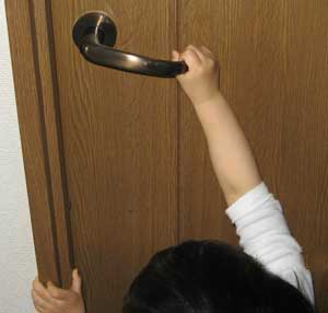 子ども幼児が家の中のドア開けてしまう 対策集 ドアレバーを上に